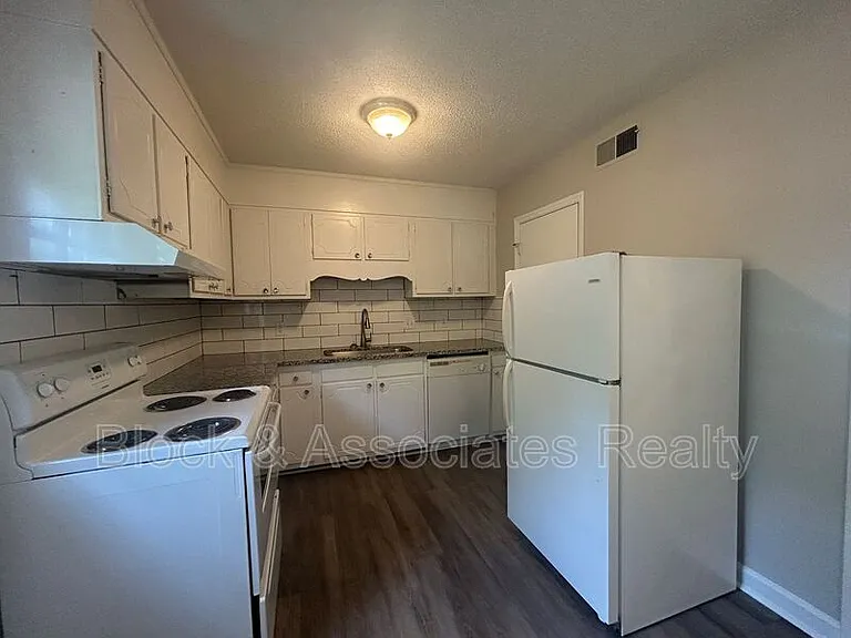 504 S Cherry St — Photo 6