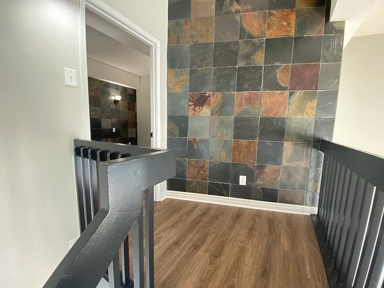 430 Adelaide St N — Photo 8