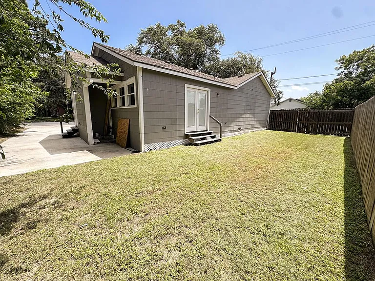 1705 Avondale St — Photo 4