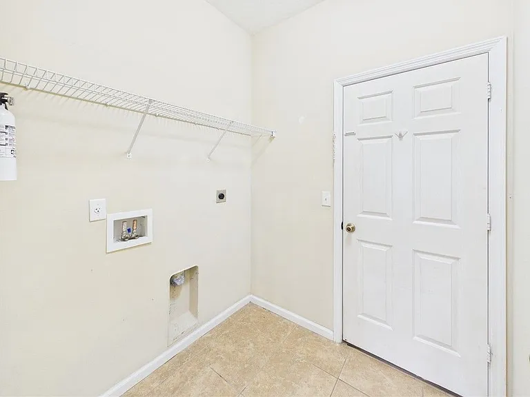 462 Lloyd St — Photo 16