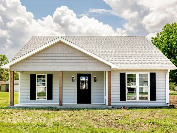 106 E North Second St, Findlay, IL 62534