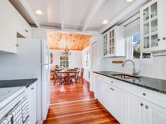 5th image of 37 Beach Ave