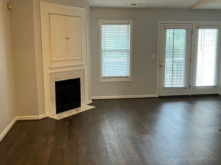 904 Litchfield Way #J — Photo 3