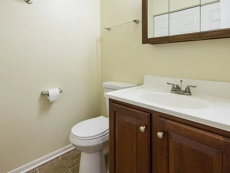 906 Natoma Ct — Photo 2