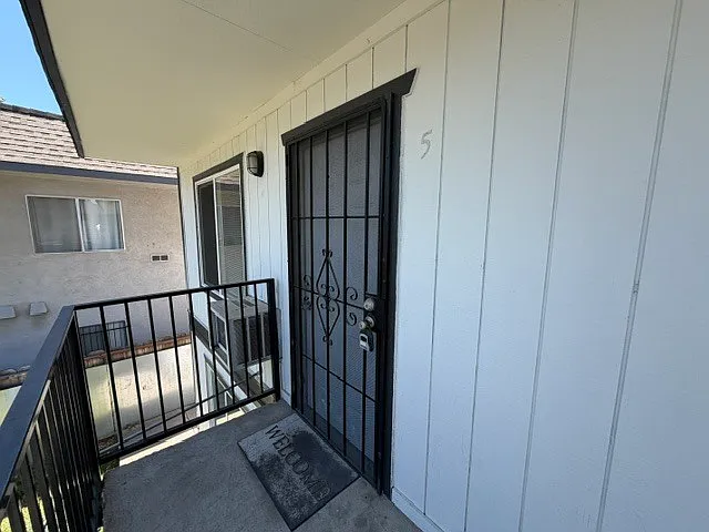 935 Kenwood Ave — Photo 1