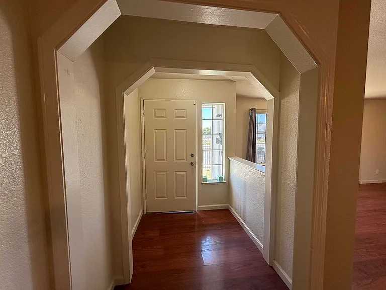 2054 Hyannis Cir — Photo 3