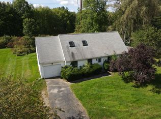 5 Surrey Ln, Amherst, MA 01002