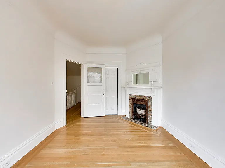 1558 Stockton St — Photo 12