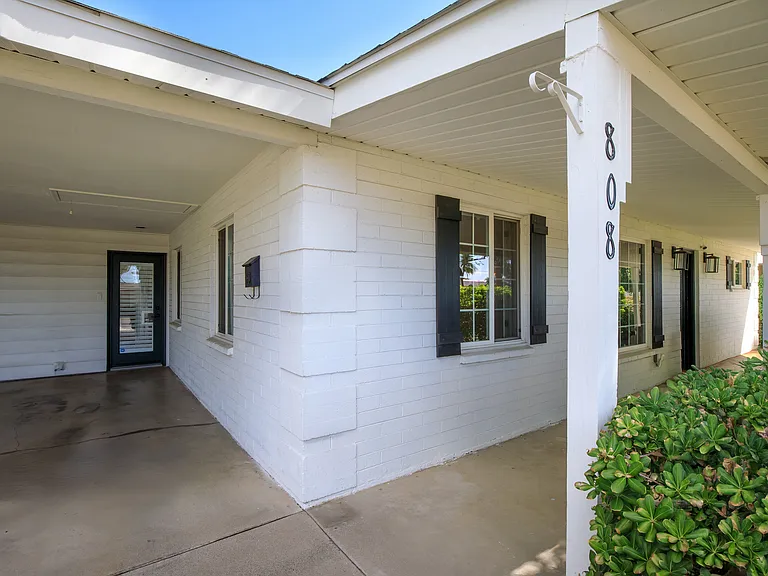 808 E Cavalier Dr — Photo 2