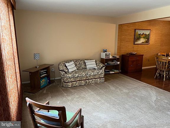 2nd image of 221 Hollybush Pl