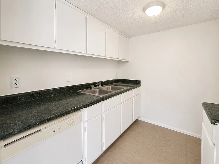 100 Lewis Dr #9D — Photo 4