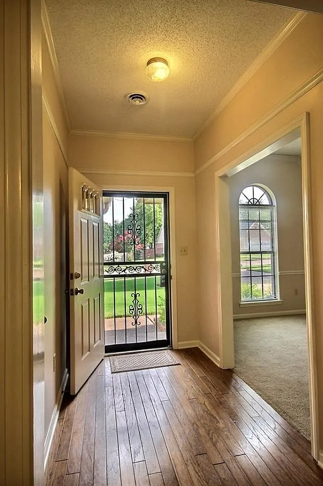 3 bed, 2.0 bath, 2130 sqft, $2,400 — Photo 3