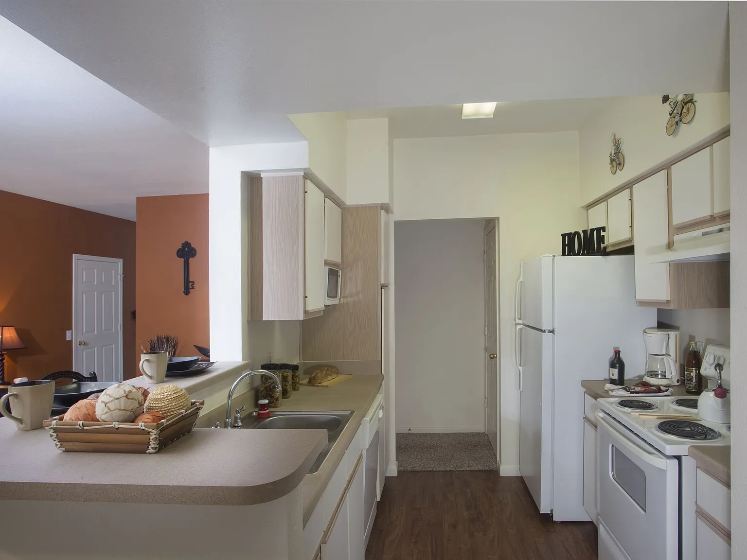 Las Palmas Apartments — Photo 2