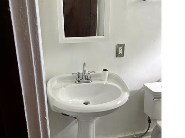 4431 Ashland Ave FLOOR 1