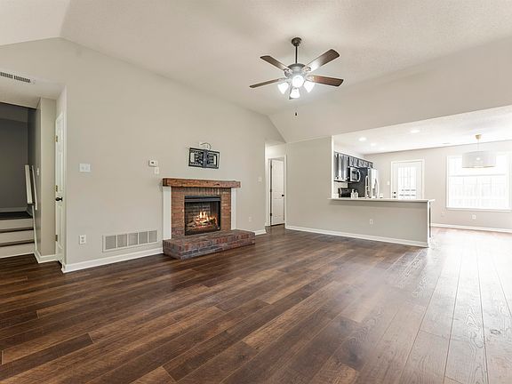 3rd image of 305 Clay St
