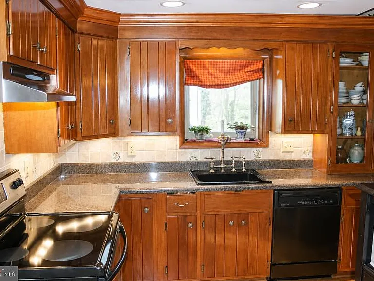 555 Northbrook Rd — Photo 5
