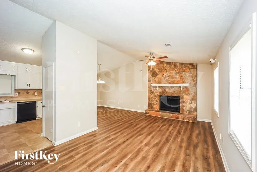 3 bed, 2.0 bath, 1200 sqft, $1,765 — Photo 3