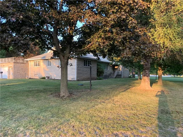902 E 6th St, Pana, IL 62557
