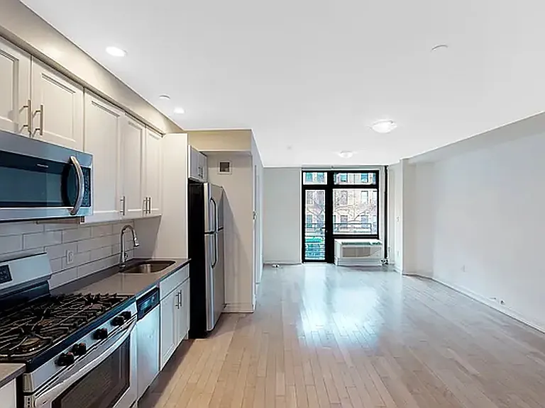 821 9th Ave #4A — Photo 1
