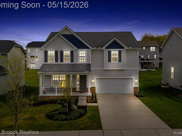 8401 Sharon Dr, White Lake, MI 48386