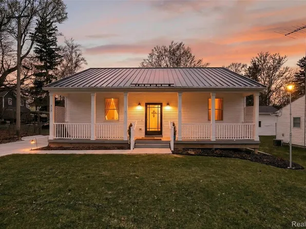 317 N Collins St, Fowlerville, MI 48836