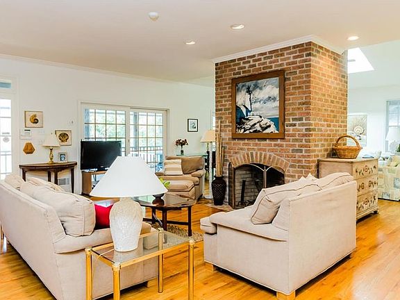5th image of 21 Bayberry Ln