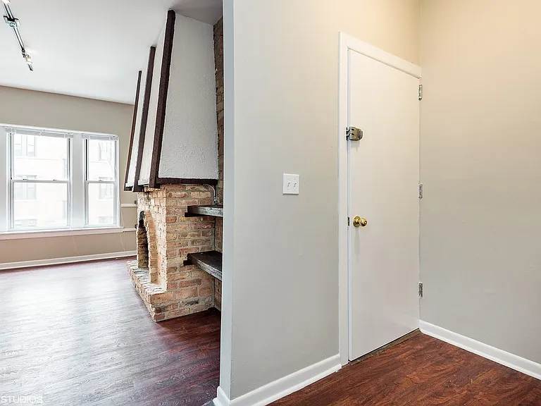 959 W Oakdale Ave #2E — Photo 3