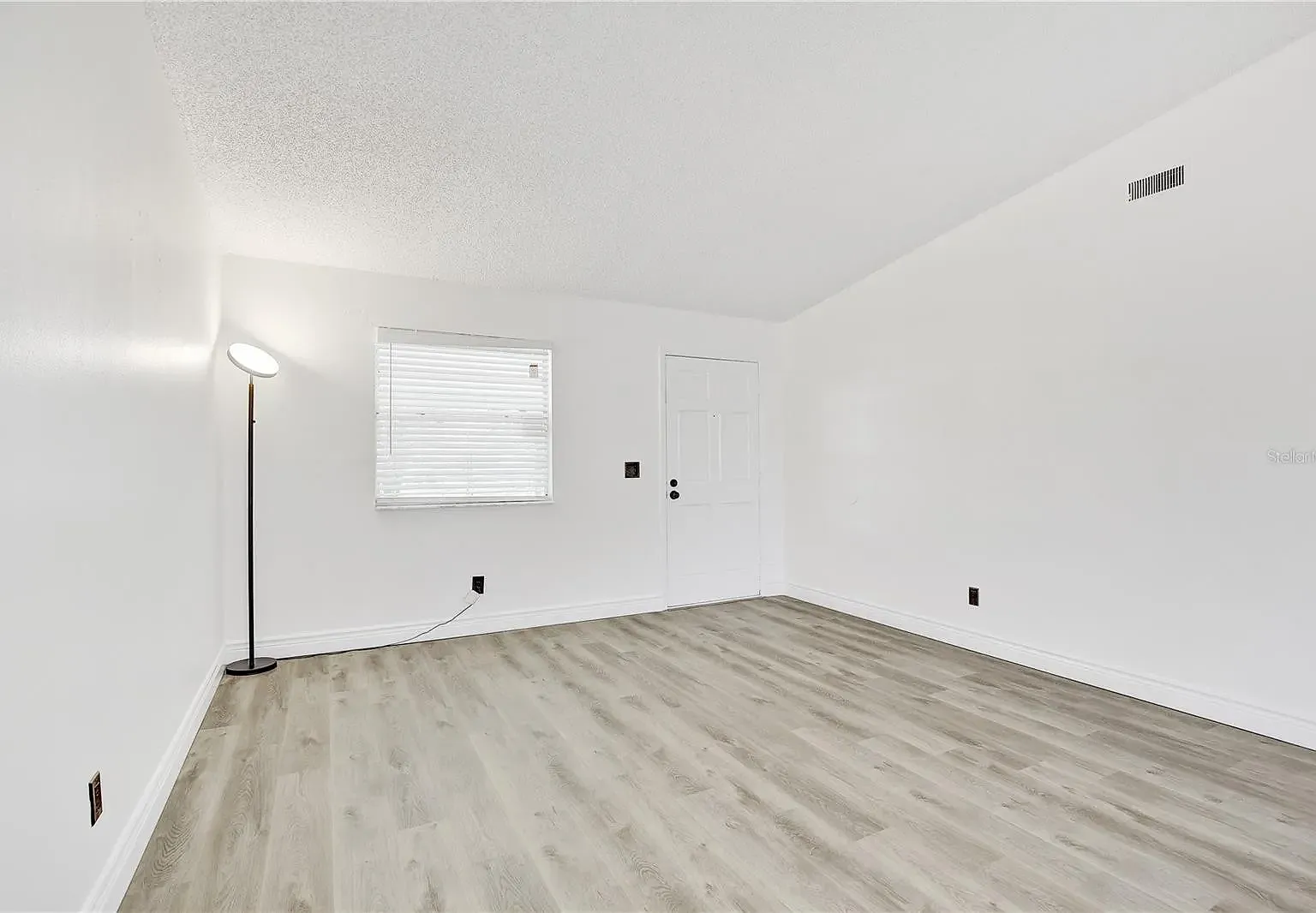 3 bed, 1023 sqft, $2,200 — Photo 4