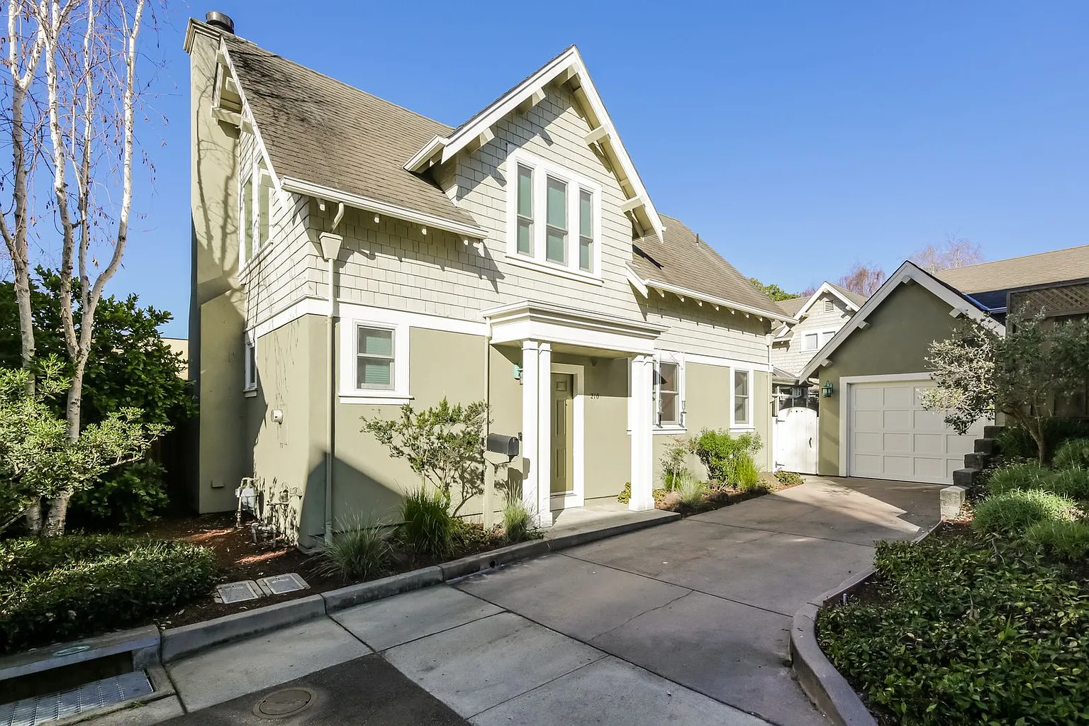 210 Roosevelt Ter photo 1