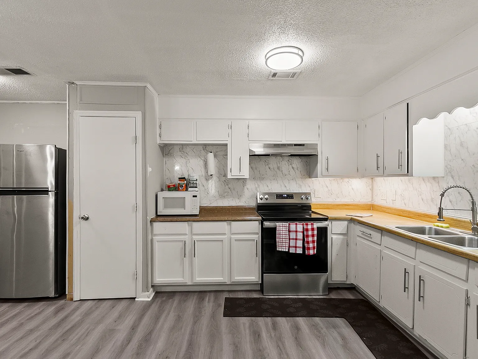 10 bed, 2496 sqft, $575 — Photo 4