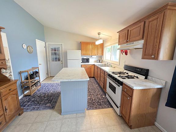 5th image of 523 Schneider STREET