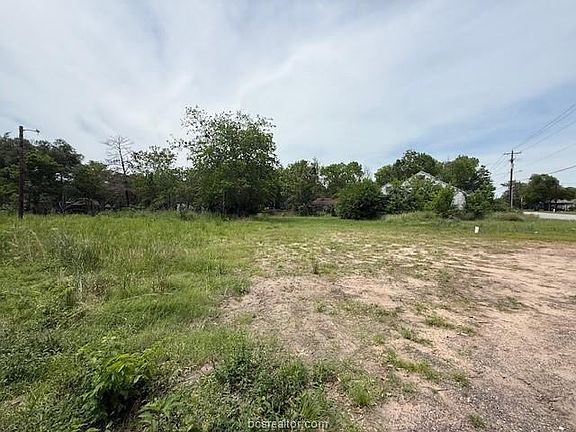 4th image of 400 & 402 S Brazos Ave