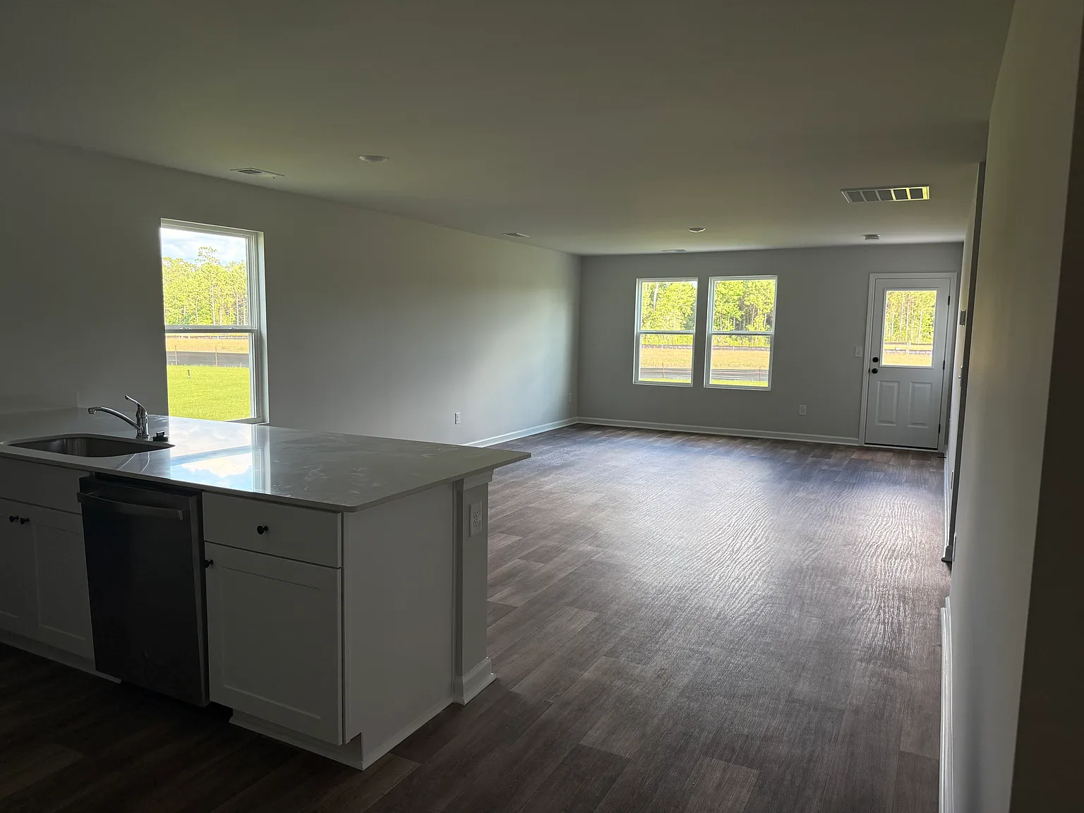 4 bed, 1892 sqft, $2,500 — Photo 3