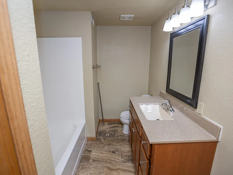 1015 Madison St E — Photo 11