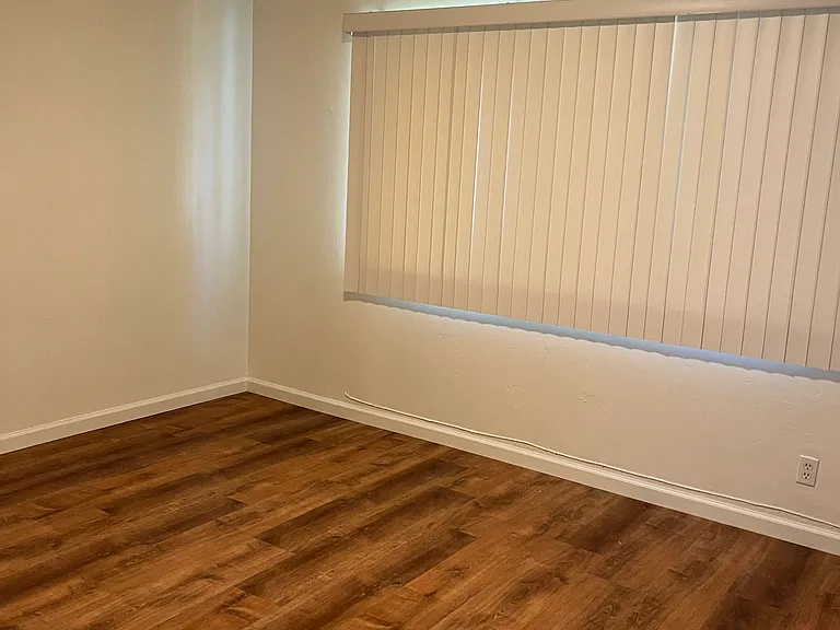 2546 Lessley Ave — Photo 5