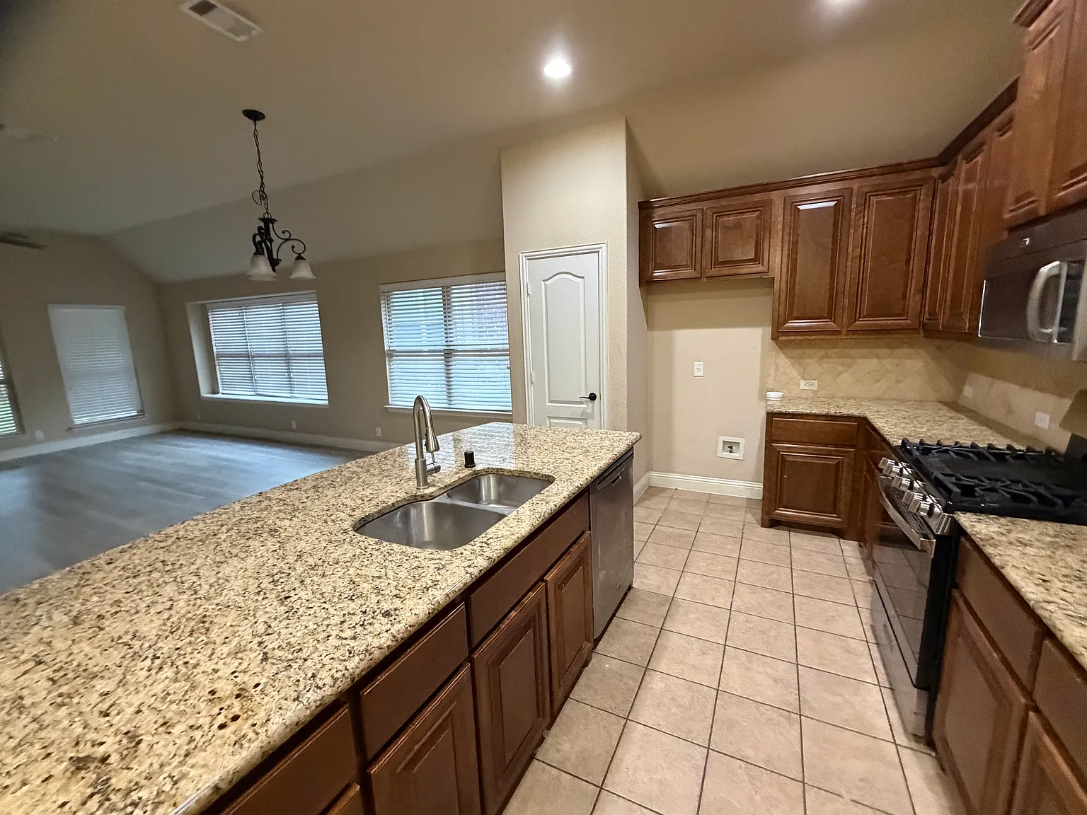 4 bed, 1929 sqft, $2,350 — Photo 4