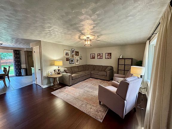 2nd image of 417 W Belaire Ct
