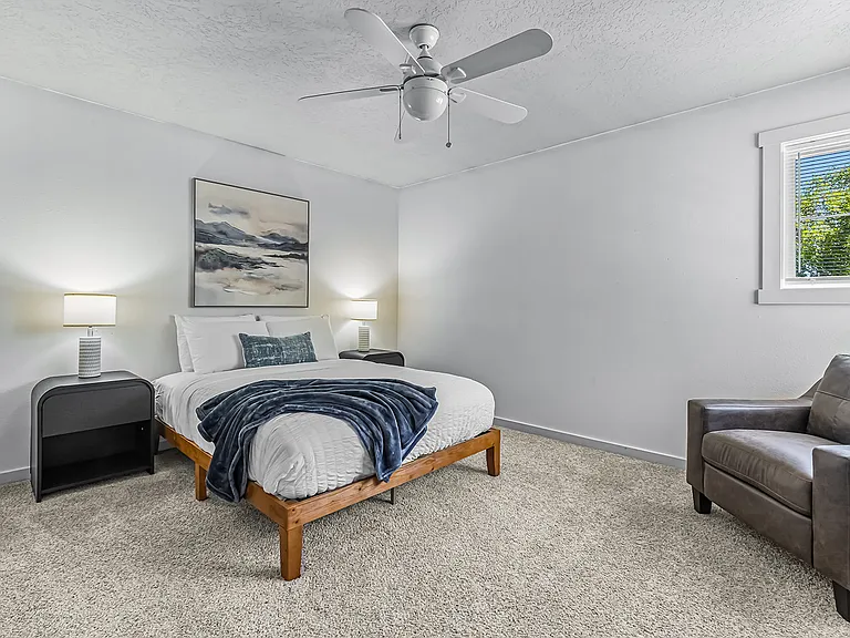 246 W Colchester Dr — Photo 39