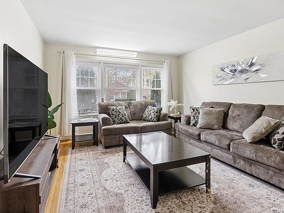 3rd image of 2545 W Summerdale Ave APT 1E