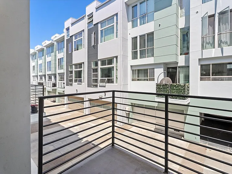 4151 Redwood Ave #305 — Photo 9