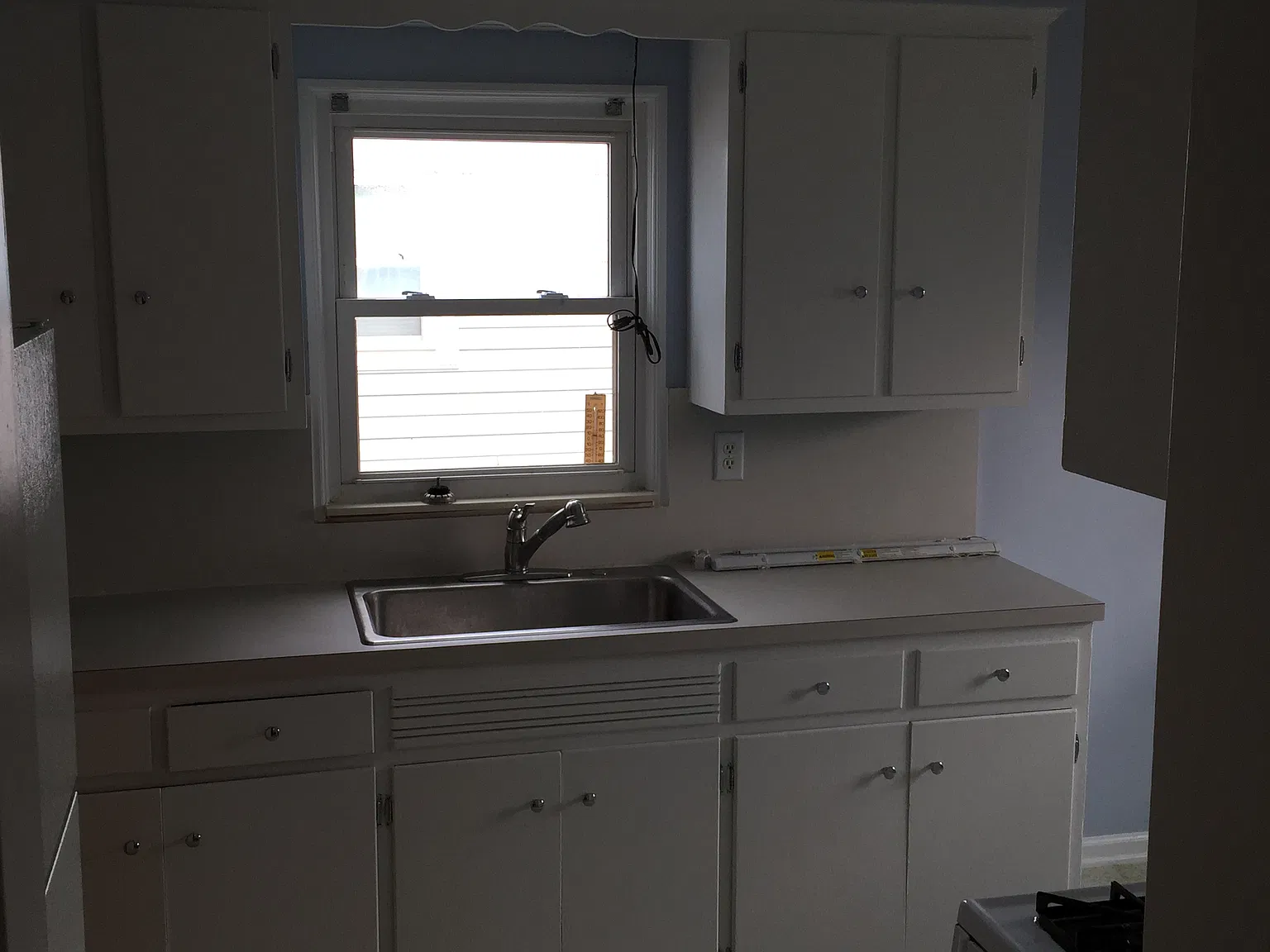 3 bed, 1.0 bath, 948 sqft, $1,300 — Photo 2