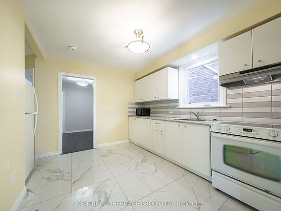 3rd image of 215 Keele St