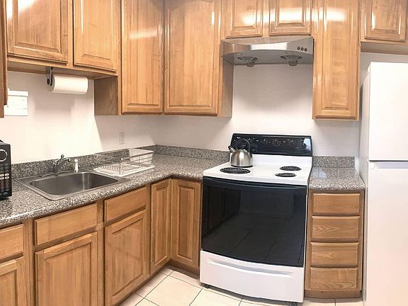3rd image of 36 Waverly Pl Ste 1