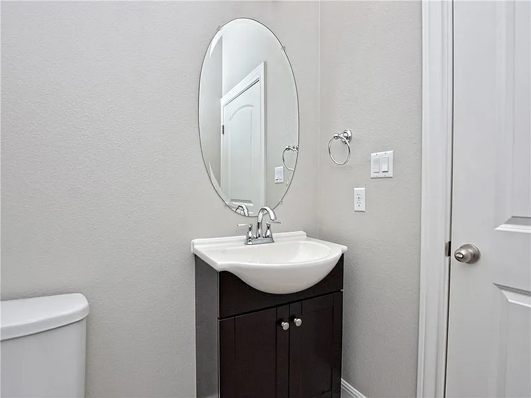 2208 Legend Hill Dr — Photo 25