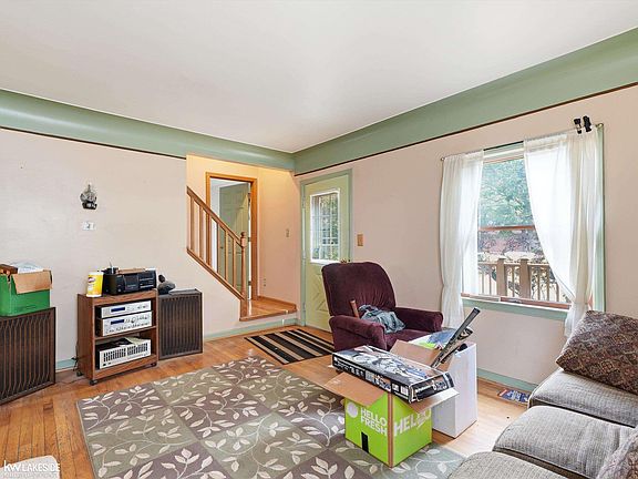 3rd image of 19039 Deering St