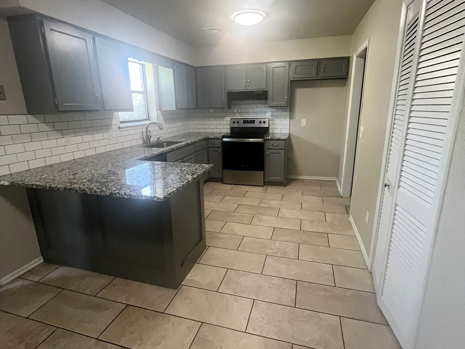 3 bed, 1.5 bath, 1140 sqft, $1,375 — Photo 4