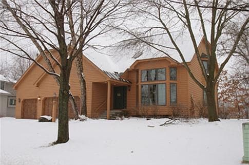 Beautiful 2-story home backing up to Goose Lake in Lynwood North.  Huge 3 1/2 car heated garage with stairs to the lower level.