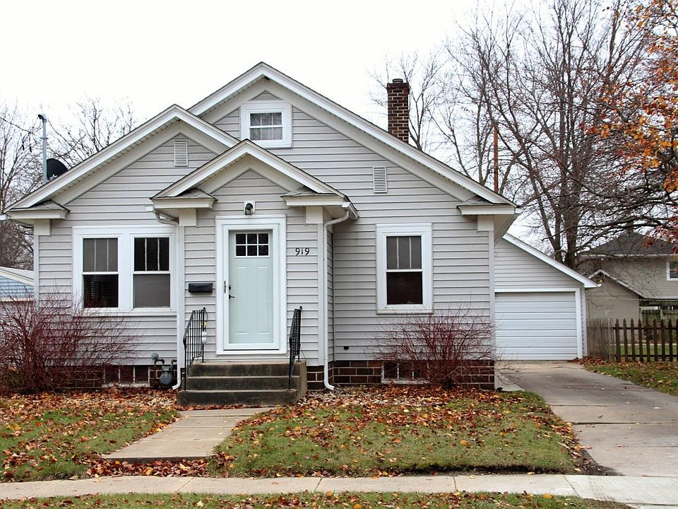 1st image of 919 12th St NE
