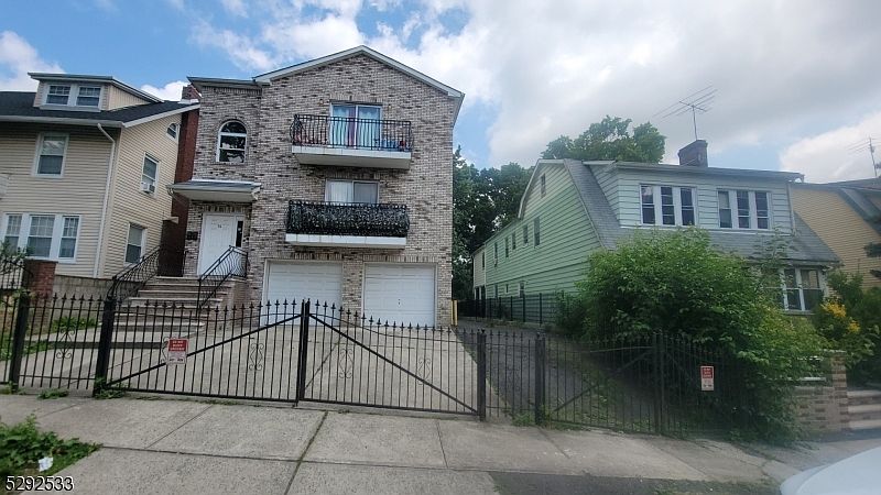 1st image of 14 Vernon Pl #3