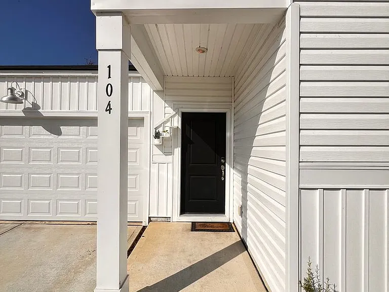 104 Dogwood Ln — Photo 2